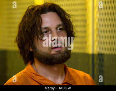 Attore Sascha Alexander Gersak come Murat Kurnaz siede in un set di una cella come un prigioniero di Guantanamo durante una sessione di stampa circa le riprese di "5 Jahre' ('5 anni") a Babelsberg Studios di Potsdam, Germania, 15 novembre 2011. Il filmato è di circa un innocente uomo Tedesco-turco, che è stato imprigionato per cinque anni presso il campo di prigionia di Guantanamo. Foto: Patrick Pleul Foto Stock