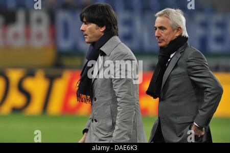 Germania allenatore Joachim Löw (L) e l'allenatore olandese Bert van Marwijk parlare a vicenda appena prima l'amichevole internazionale partita di calcio vs Germania Paesi Bassi at Imtech Arena di Amburgo, Germania, 15 novembre 2011. Foto: Jochen Lübke dpa/lno Foto Stock