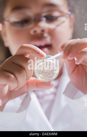 Ragazza con capsula di petri campione Foto Stock