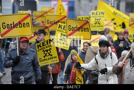 Energia nucleare avversari protestare con segni contro il repository permanente sito in Gorleben ad Hannover, Germania, 16 novembre 2011. Durante la dimostrazione, erano anche per protestare contro le scorie nucleari La spedizione prevista alla fine del mese. Foto: CARMEN JASPERSEN Foto Stock