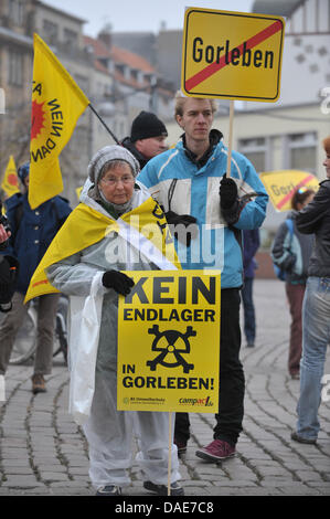 Energia nucleare avversari protestare con segni contro il repository permanente sito in Gorleben su Steintorplatz ad Hannover, Germania, 16 novembre 2011. Durante la dimostrazione, erano anche per protestare contro le scorie nucleari La spedizione prevista alla fine del mese. Foto: CARMEN JASPERSEN Foto Stock