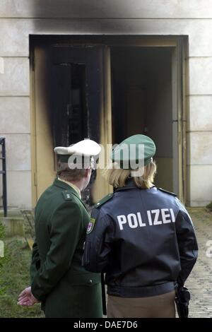 (FILE) un archivio foto datata 08 gennaio 2001 mostra gli ufficiali di polizia davanti alla scena di un attacco di fuoco sulla hall di lutto presso il cimitero ebraico di Potsdam, Germania. Secondo le informazioni fornite dal Land di Brandeburgo Ministero dell'Interno al momento, una rivendicazione di resposibility dal " Movimento Nazionale' è stata trovata presso la scena del crimine. Uno degli indizi nel caso di Brandeburgo di Foto Stock