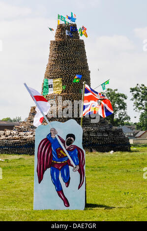 Newtownabbey, Irlanda del Nord. 11 luglio 2013. Superman scheda peep holding Ulster bandiere al falò Mossley Credit: stephen Barnes/Alamy Live News Foto Stock