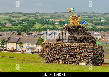 Newtownabbey, Irlanda del Nord. 11 luglio 2013. Le case sono stati imbarcati in Ballyduff per proteggerli contro il calore di un falò nelle vicinanze Credit: stephen Barnes/Alamy Live News Foto Stock