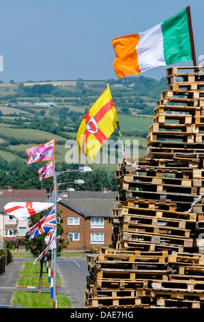 Newtownabbey, Irlanda del Nord. 11 luglio 2013. Bandiere irlandese sulla sommità di Ballyduff falò e UVF, unionista unione e bandiere su lampioni. Credito: Stephen Barnes/Alamy Live News Foto Stock