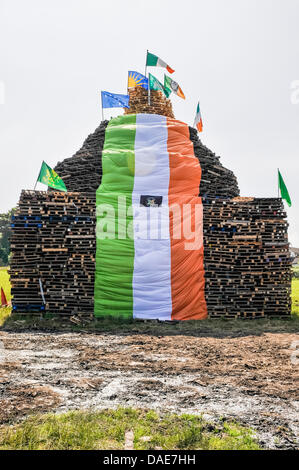 Newtownabbey, Irlanda del Nord. 11 luglio 2013. Bandiere irlandese sulla sommità di Ballyduff falò. Credito: Stephen Barnes/Alamy Live News Foto Stock