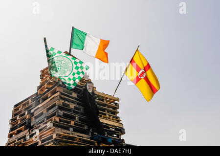 Newtownabbey, Irlanda del Nord. 11 luglio 2013. L'effige di Gerry Adams è posto alla sommità di Ballyduff falò con bandiere irlandese Credito: Stephen Barnes/Alamy Live News Foto Stock