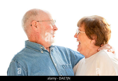 Affettuosa felice coppia Senior ridere insieme isolato su bianco. Foto Stock