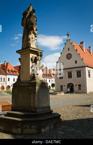 Bardejov - Radnicne square - mercato medievale, con il municipio gotico e San Floriano statua che si trova nella parte anteriore. Foto Stock