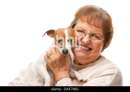 Felice attraente donna Senior con cucciolo isolato su uno sfondo bianco. Foto Stock