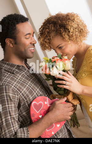 Uomo Donna dare fiori e cioccolatini per San Valentino Foto Stock