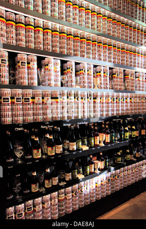 Belgio birra shop display, città di Bruges, Fiandre occidentali nella regione fiamminga del Belgio. Foto Stock