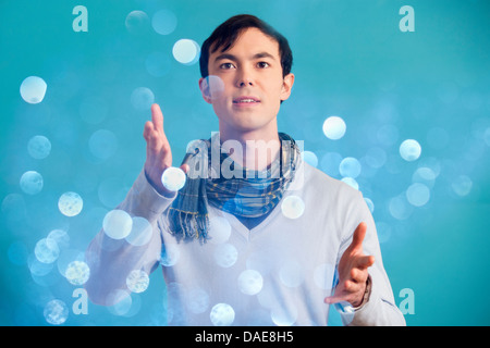 Ritratto di giovane uomo che indossa ponticello blu e sciarpa Foto Stock