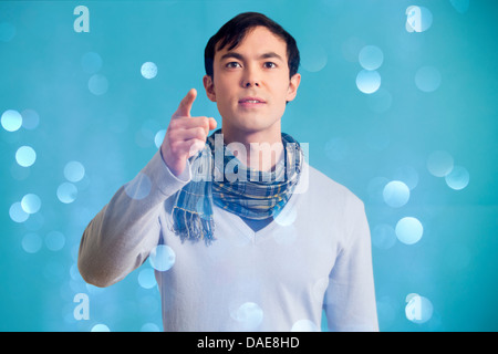 Ritratto di giovane uomo che indossa ponticello blu e sciarpa Foto Stock