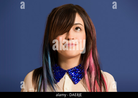 Ritratto di giovane donna con capelli tinti e paillettes blu collare Foto Stock