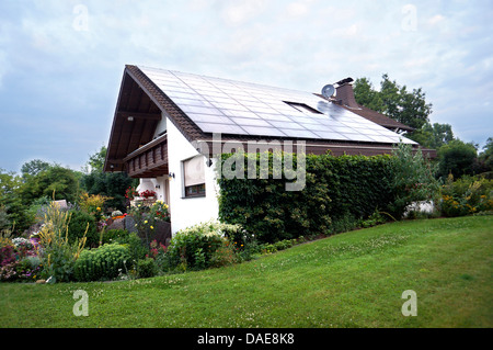 Impianto solare sul tetto di una casa di famiglia, in Germania, in Renania settentrionale-Vestfalia, Weilerswist Foto Stock