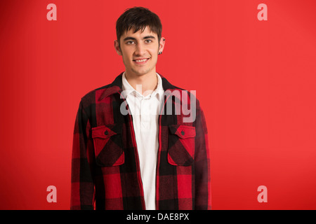 Ritratto di giovane uomo che indossa controllato shirt Foto Stock