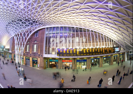 Western concourse area di Kings Cross stazione ferroviaria, capolinea stazione di East Coast Main Line, Londra, Inghilterra. Foto Stock