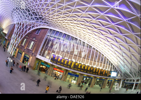 Western concourse area di Kings Cross stazione ferroviaria, capolinea stazione di East Coast Main Line, Londra, Inghilterra. Foto Stock