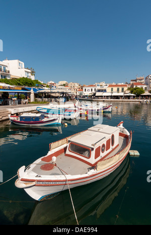 Barche da pesca sul lago di Voulismeni, Agios Nikolaos, Creta, Grecia Foto Stock