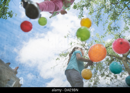 Le ragazze di saltare sul trampolino da giardino Foto Stock