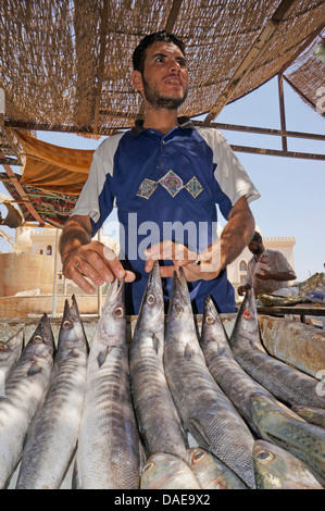 Fish monger presso il mercato del pesce è orgogliosa di presentare i suoi beni, Egitto, Hurghada Foto Stock