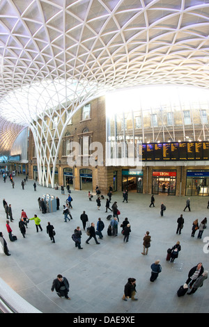 Western concourse area di Kings Cross stazione ferroviaria, capolinea stazione di East Coast Main Line, Londra, Inghilterra. Foto Stock