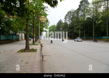 Il boulevard alberato di Hanoi, Vietnam Foto Stock