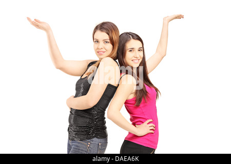 Felice fidanzate in piedi vicino insieme e gesti con le mani Foto Stock