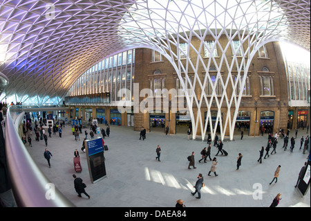 Western concourse area di Kings Cross stazione ferroviaria, capolinea stazione di East Coast Main Line, Londra, Inghilterra. Foto Stock