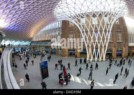 Western concourse area di Kings Cross stazione ferroviaria, capolinea stazione di East Coast Main Line, Londra, Inghilterra. Foto Stock