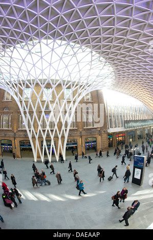 Western concourse area di Kings Cross stazione ferroviaria, capolinea stazione di East Coast Main Line, Londra, Inghilterra. Foto Stock