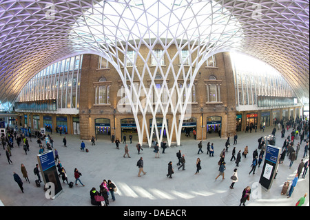 Western concourse area di Kings Cross stazione ferroviaria, capolinea stazione di East Coast Main Line, Londra, Inghilterra. Foto Stock