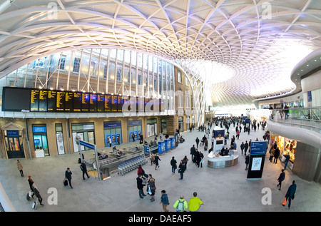 Western concourse area di Kings Cross stazione ferroviaria, capolinea stazione di East Coast Main Line, Londra, Inghilterra. Foto Stock