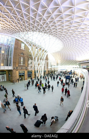 Western concourse area di Kings Cross stazione ferroviaria, capolinea stazione di East Coast Main Line, Londra, Inghilterra. Foto Stock