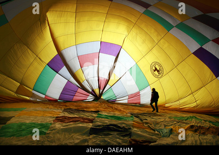 Hot Air ballon sarà riempito e straitening fino per la preparazione di start , Germania Foto Stock