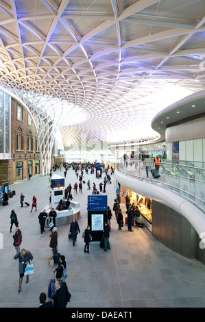 Western concourse area di Kings Cross stazione ferroviaria, capolinea stazione di East Coast Main Line, Londra, Inghilterra. Foto Stock