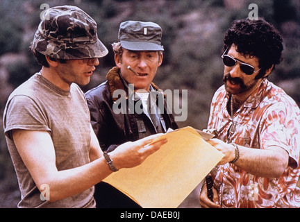 Donald Sutherland (sinistra) e Elliott Gould (a destra), On-Set del Film, 'M*A*S*H', 20th Century Fox, 1970 Foto Stock