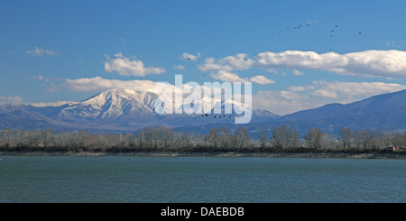 Vista sul lago di Kerkini al coperto di neve mountais Belasiza, Grecia, Macedonia, Lithotopos Foto Stock