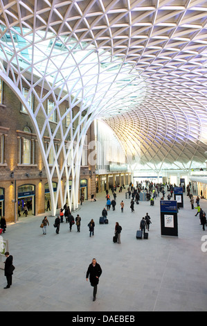 Western concourse area di Kings Cross stazione ferroviaria, capolinea stazione di East Coast Main Line, Londra, Inghilterra. Foto Stock