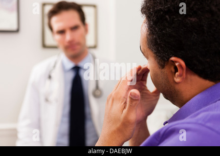 Coppia paziente spiegando al medico, close up Foto Stock