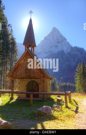 Cappella in controluce, vista Geiselstein, in Germania, in Baviera, Oberbayern, Alta Baviera, Wankerfleck Foto Stock