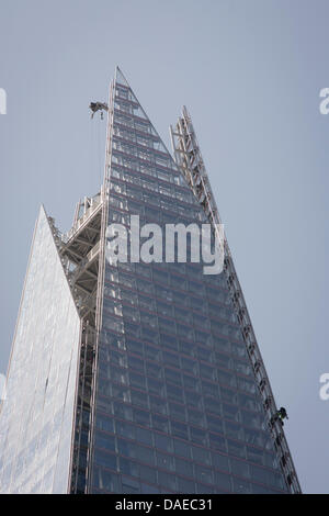 Londra, Regno Unito. 11 Luglio 2013 - Alcuni dei 6 scalatori di Greenpeace che protestavano contro Shell piani per trapano per olio nell'Artico, scala il grattacielo di Londra punto di riferimento noto come Shard nella capitale. Copyright Richard Baker / Alamy Live News. Credito: RichardBakerStreetPhotography/Alamy Live News Foto Stock