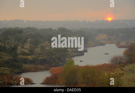 Rio Tozo a pioggia al tramonto, Spagna Estremadura, Trujillo Foto Stock