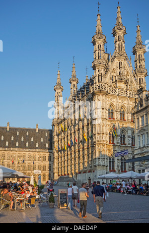 I turisti a caffetterie sulla strada di fronte al municipio gotico al Grote Markt / piazza principale del mercato, Leuven / Louvain, Belgio Foto Stock