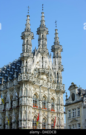 Il municipio gotico Brabantine in stile tardo gotico al Grote Markt / piazza principale del mercato, Leuven / Louvain, Belgio Foto Stock