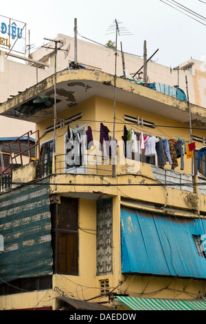 Tipica facciata nel quartiere vecchio di Hanoi, Vietnam Foto Stock