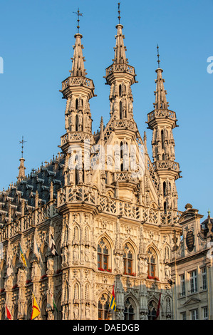 Il municipio gotico Brabantine in stile tardo gotico al Grote Markt / piazza principale del mercato, Leuven / Louvain, Belgio Foto Stock