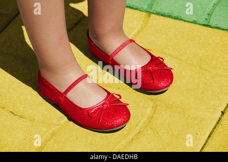 Ruby pantofole sul mattone giallo strada: Wizard of Oz concept Foto Stock