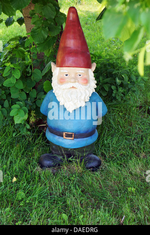 Grande giardino gnome sotto un albero Foto Stock